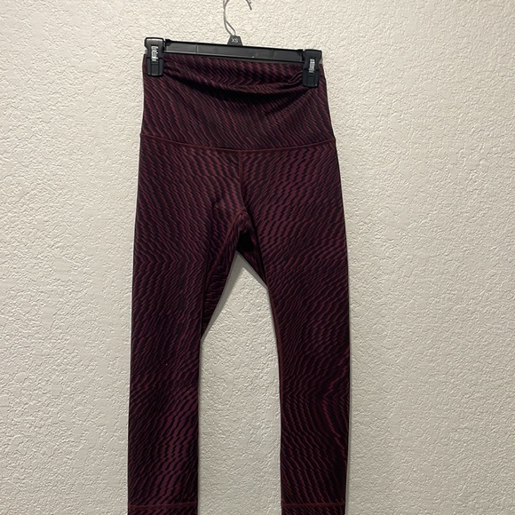 Lululemon Wunder Under Cropped Leggings Burgundy Geometric Pattern Size 6 - Picture 4 of 5